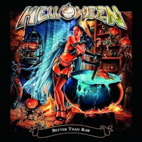 "Helloween" steht oben, "Better Than Raw" unten. Eine Hexe rührt in einem großen, sprudelnden Kessel, umgeben von Kürbissen.