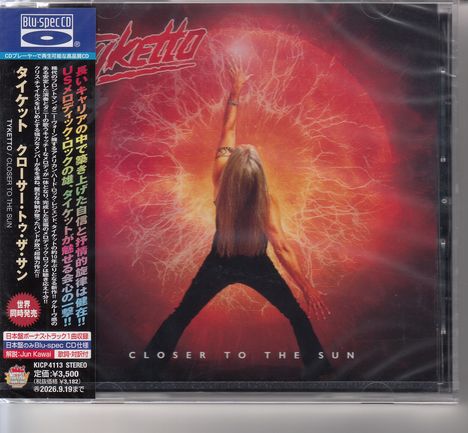 Text: "TYKETTO CLOSER TO THE SUN". Illustration: Person mit ausgestreckten Armen vor einem leuchtenden, roten Hintergrund.