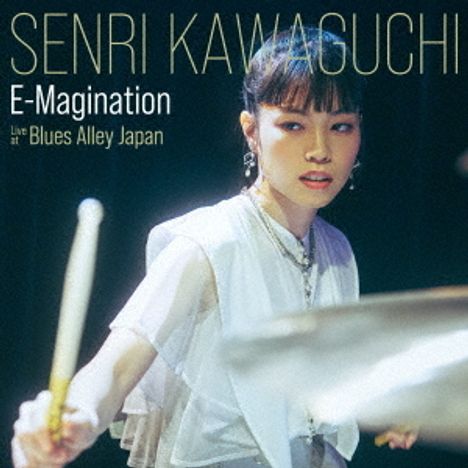 "Senri Kawaguchi, E-magination, live at Blues Alley Japan." Eine Frau spielt konzentriert Schlagzeug.