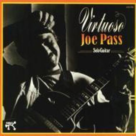 "Virtuoso Joe Pass Solo Guitar" steht in geschwungener und markanter Schrift. Ein Mann spielt Gitarre, stilvoll beleuchtet.