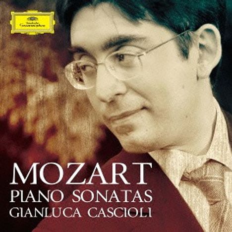 „MOZART PIANO SONATAS GIANLUCA CASCIOLI“ steht vor dem Porträt eines Mannes in Anzug und Brille. Oben links ist ein Logo.