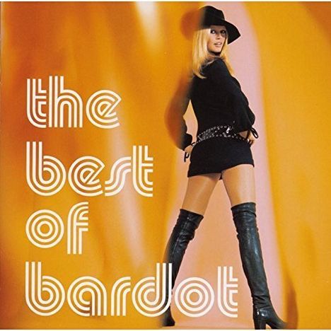 "The best of Bardot" in weißer Schrift; Frau in schwarzem Outfit mit Hut und hohen Stiefeln vor einem orangefarbenen Hintergrund.