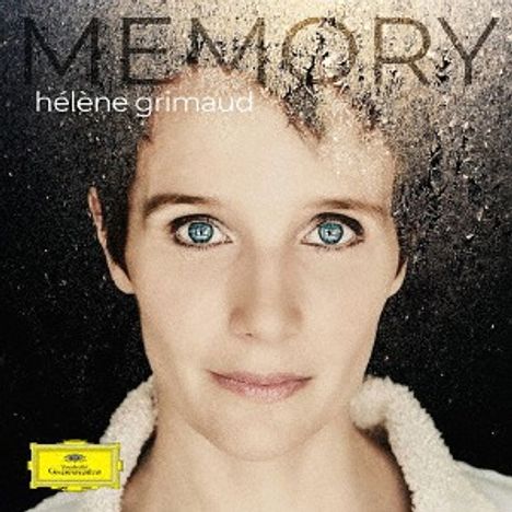 "Memory" und "Hélène Grimaud". Porträt eines Menschen mit nassen Haaren und blauem Augenblick, ruhiger Gesichtsausdruck.
