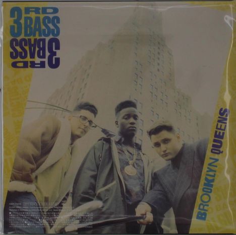 "3RD BASS" und "BROOKLYN QUEENS" sind zu lesen. Drei Personen stehen vor einem hohen Gebäude und schauen ernst.