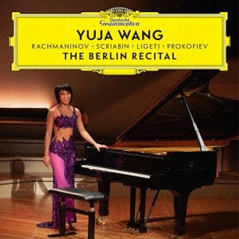 "Yuja Wang. Rachmaninov, Scriabin, Ligeti, Prokofiev. The Berlin Recital." Frau in lila Kleid am Flügel in einem Saal.