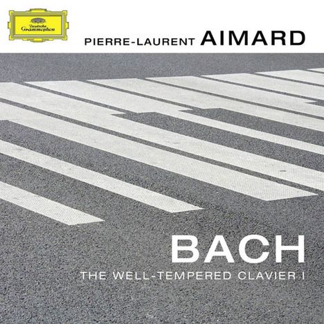 "Pierre-Laurent Aimard. Bach: The Well-Tempered Clavier I." Zebra-Streifen auf Asphalt. Oben links ein gelbes Logo.