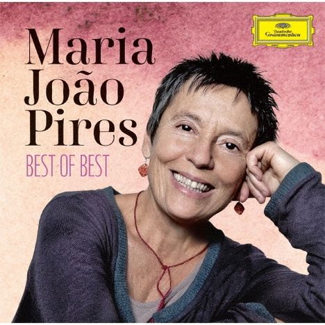 Text: "Maria João Pires Best of Best". Porträt einer lächelnden Frau mit kurzem Haar vor rosa Hintergrund. Oben rechts kleines gelbes Logo.