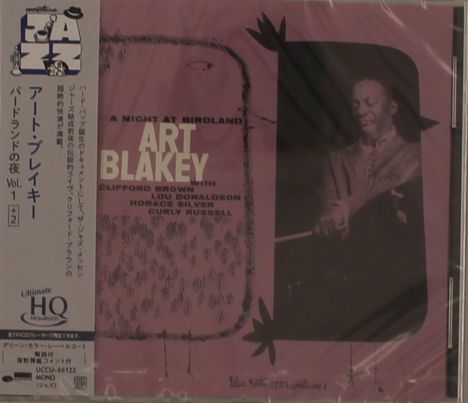 "A NIGHT AT BIRDLAND ART BLAKEY" steht zentral. Links vertikaler japanischer Text. Rechts ein Musiker mit Drumsticks.