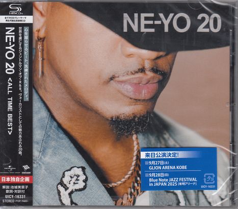 „NE-YO 20“ in großen Buchstaben, daneben ein Mann mit Hut, Ohrstecker und Bart in Nahaufnahme. Japanische Texte sichtbar.