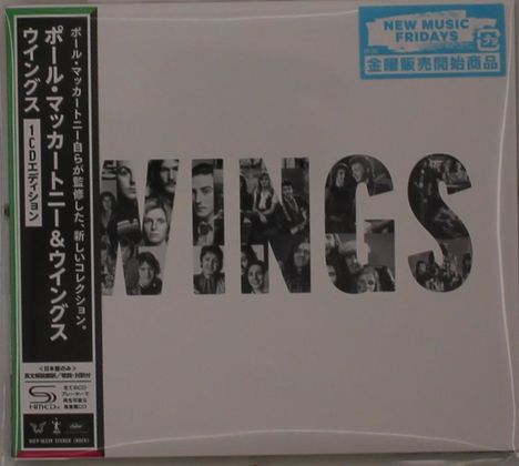 Das Bild zeigt den Text "WINGS" mit schwarz-weißen Fotos gefüllt. Ein vertikaler japanischer Text beschreibt ein Album.