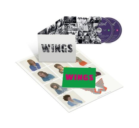 Text: "WINGS" auf weißem Cover und grünem Poster. Darunter sind Illustrationen von Personen. Zwei CDs in einem Karton.