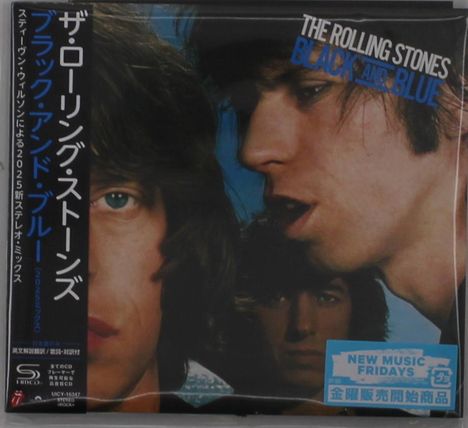 "The Rolling Stones Black and Blue" oben, japanische Schrift links, Porträts von Bandmitgliedern in Nahaufnahme.