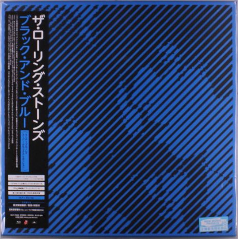 Japanische Schriftzeichen auf schwarzem Streifen links; diagonale blauschwarze Streifen als Hintergrund.