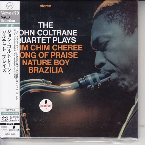 "The John Coltrane Quartet Plays" in Weiß auf Schwarz, daneben ein Saxophonspieler, japanische Schriftzeichen links.