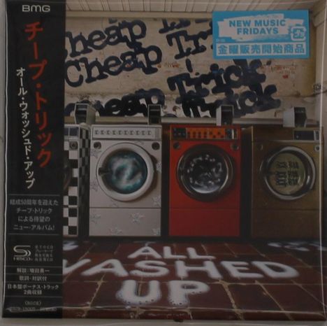 "Cheap Trick" und "All Washed Up" in Graffiti-Stil. Drei bunte Waschmaschinen vor einer Backsteinwand, japanischer Text links.