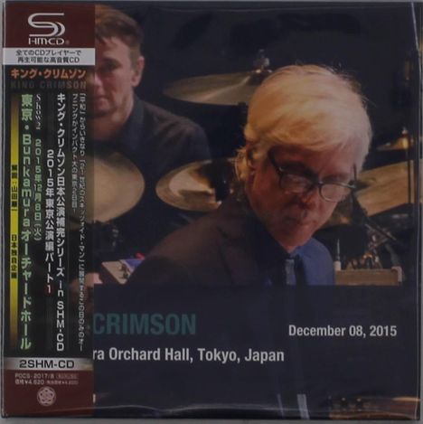 "King Crimson, December 08, 2015, Bunkamura Orchard Hall, Tokyo, Japan." Ein Musiker vor einem Schlagzeug.