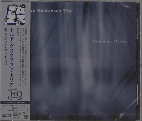 Texte: "Tord Gustavsen Trio", "Changing Places". Blaues, verschwommenes Muster. Japanische Schrift auf einem seitlichen Banner.