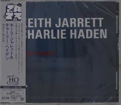 Text links vertikal: „カース・ジャレット & チャーリー・ヘイデン ラスト・ダンス“. 
Cover in dunklem Blau mit weißen Buchstaben.