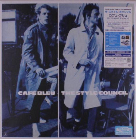 "Café Bleu The Style Council." Zwei Männer in Mänteln, blaue Tönung, stilvolle Pose, links hält jemand eine Zeitung.