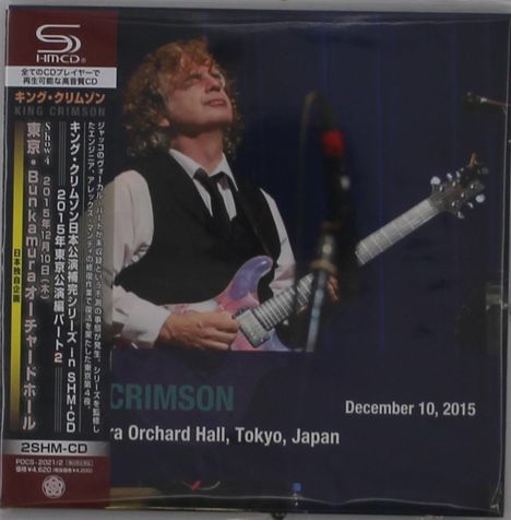 King Crimson, December 10, 2015, Bunkamura Orchard Hall, Tokyo, Japan. Mann mit Gitarre auf einer Bühne.