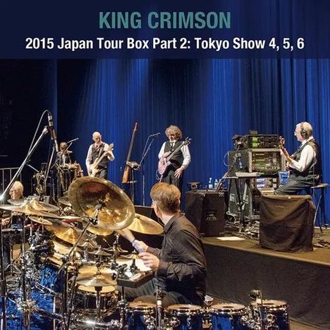 KING CRIMSON 2015 Japan Tour Box Part 2: Tokyo Show 4, 5, 6. Musiker auf Bühne mit Instrumenten, blaue Vorhänge.