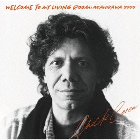 "Welcome to My Living Room: Asahikawa 2005" und "Chick Corea". Schwarz-weiß Porträt eines Mannes mit lockigem Haar.