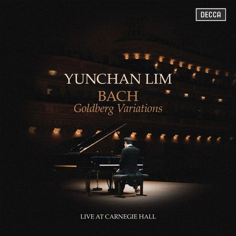 "YUNCHAN LIM, BACH, Goldberg Variations, LIVE AT CARNEGIE HALL." Im Hintergrund ein Pianist auf einer Bühne.