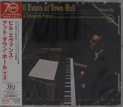 "Bill Evans at Town Hall, Volume One." Ein Pianist sitzt an einem Flügel, Notenblätter liegen auf dem Klavier.