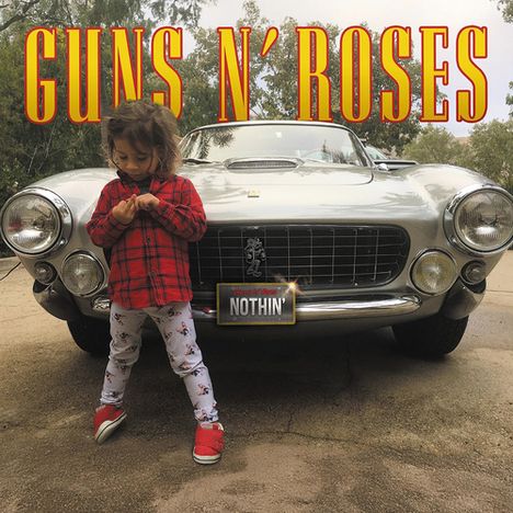 „Guns N' Roses“ in großen gelben Buchstaben oben, Kind vor einem alten Auto mit Nummernschild „Nothin’“.