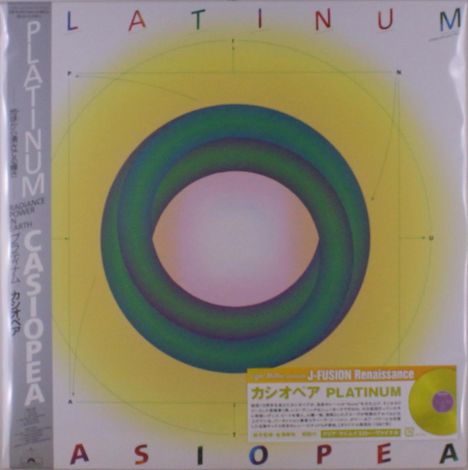 "PLATINUM CASIOPEA" steht auf hellem Hintergrund. Darunter ein buntes, geometrisches Muster mit konzentrischen Kreisen.