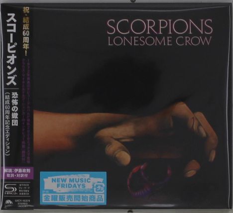 "SCORPIONS LONESOME CROW" in großen Buchstaben. Illustration zweier Hände; eine Hand greift nach einem kleinen Skorpion.
