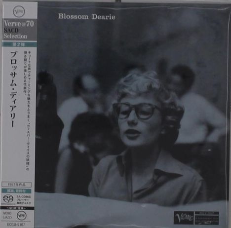 "Blossom Dearie", "Verve@70 SACD Selection", weitere Texte auf Japanisch. Schwarz-weißes Foto einer Frau mit Brille.