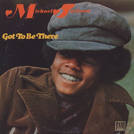„Michael Jackson“, „Got To Be There“. Junge Person mit großem Hut und Mantel, lächelnd.