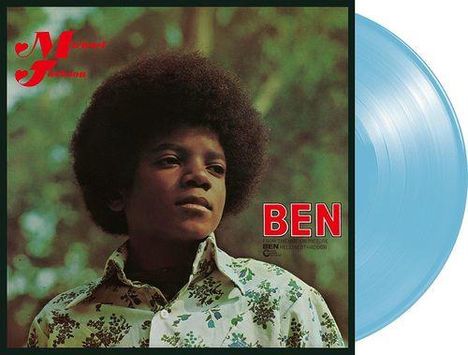 Text in großen roten Buchstaben: "BEN". Junge Person mit Afro-Frisur und gemustertem Hemd, schaut ernst.