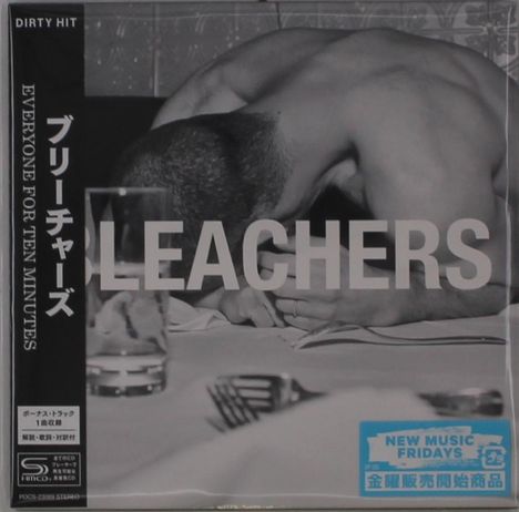 "DIRTY HIT", "EVERYONE FOR TEN MINUTES", "LEACHERS". Ein Mann mit gesenktem Kopf an einem Tisch mit Besteck.