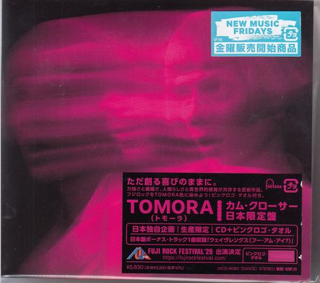 NEW MUSIC FRIDAYS. TOMORA. Pinkes, verzerrtes Gesicht, verschwommene Bewegung.