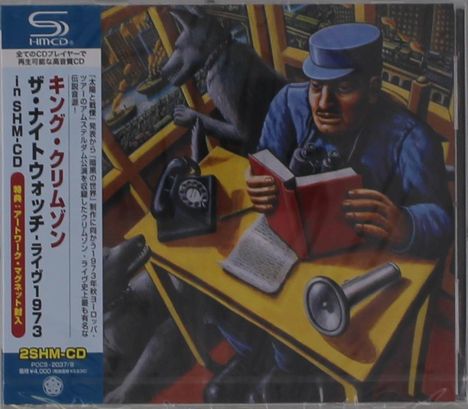 Links Text in japanischen Schriftzeichen, darunter "King Crimson", "The Night Watch Live 1973". Rechts ein Mann mit Buch.
