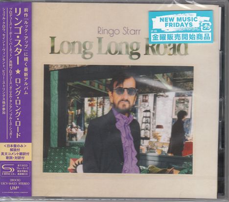 Texte: „Ringo Starr Long Long Road“ und viele japanische Schriftzeichen. Ein Mann mit Sonnenbrille steht in einem bunten Raum.