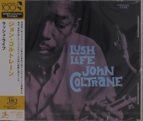 „Lush Life“ und „John Coltrane“ in blauer Schrift. Links vertikaler japanischer Text. Dunkles, stimmungsvolles Porträt.
