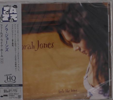 Auf einem Albumcover steht "Norah Jones feels like home". Links befindet sich ein vertikaler Streifen mit japanischen Texten.