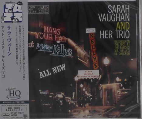 CD-Cover: "Sarah Vaughan and Her Trio" bei "Mr. Kelly's". Neonlichter in einer nächtlichen Straßenszene in Chicago.