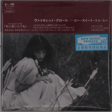 "Be Sweet To Me", japanische Schriftzeichen, "NEW MUSIC FRIDAYS"-Aufkleber. Frau in weißem Kleid sitzt nachdenklich im Gras.