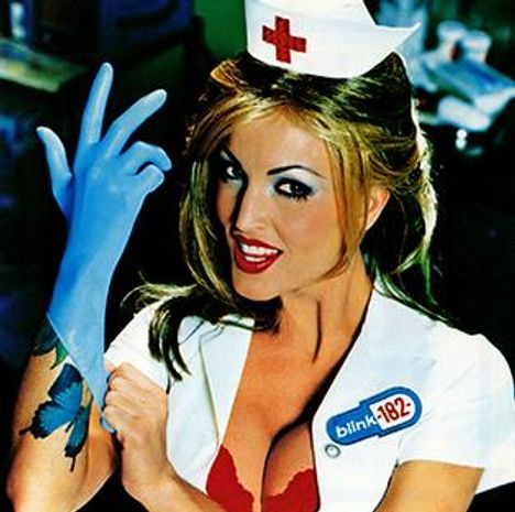 Auf einem Abzeichen steht "blink-182". Eine Frau trägt ein Krankenschwester-Outfit, roten BH und blaue Handschuhe.