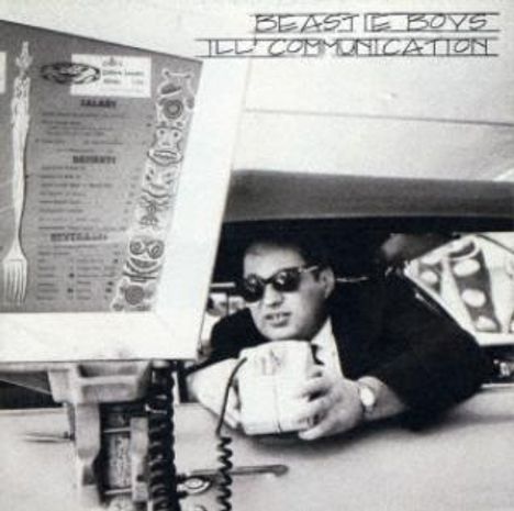 "Beastie Boys Ill Communication". Ein Mann in Sonnenbrille am Autofenster, hält ein Mikrofon. Menü und Industrieelemente im Hintergrund.