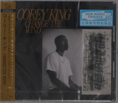 "COREY KING CHANGE THE WIND" in großen Buchstaben, japanische Schriftzeichen links. Schwarze und weiße Fotografie eines Mannes.