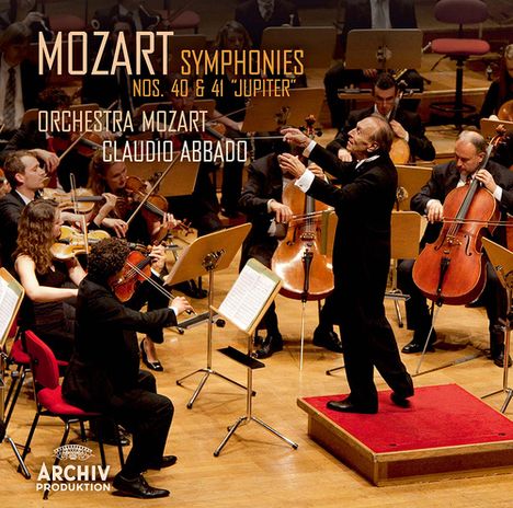 "MOZART SYMPHONIES NOS. 40 & 41 'JUPITER'. ORCHESTRA MOZART, CLAUDIO ABBADO." Ein Dirigent vor einem Orchester.