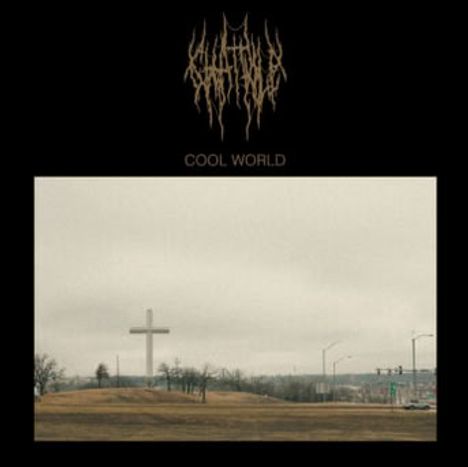 Oben "COOL WORLD". Darunter eine Landschaftsfotografie mit einem großen Kreuz auf einem Hügel, im Hintergrund eine Stadt.