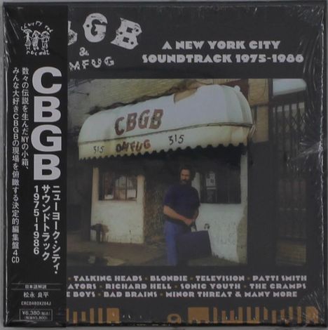 CBGB & OMFUG, A New York City Soundtrack 1975-1986. Namen von Bands unten; links japanischer Text. Ein Mann steht vor einem Club.
