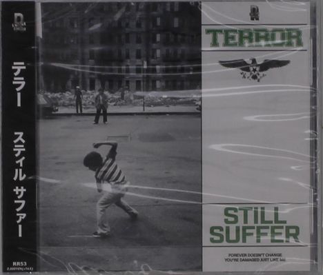 "Still Suffer" steht in grün. Ein Kind spielt auf einer Straße. Hintergrund: verfallene Gebäude.