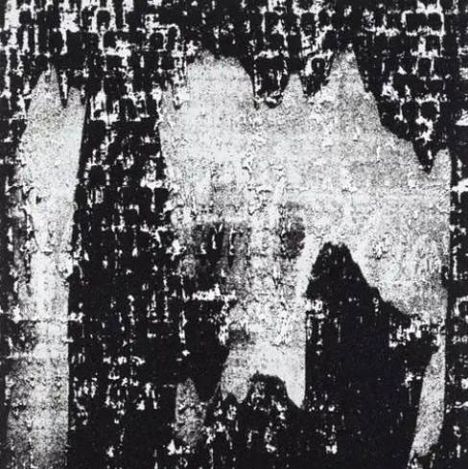 Ich sehe keine erkennbaren Texte. Das Bild zeigt eine abstrakte schwarz-weiße Struktur mit rauen, unregelmäßigen Formen.